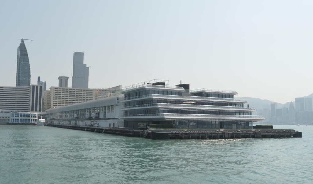 海運大廈擴建工程完成,新大樓建有像郵輪的梯級式看台。