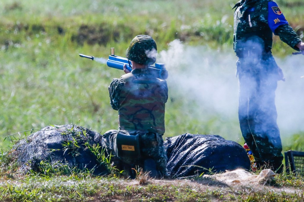 台軍訓練射擊66公厘拋棄式火箭筒。