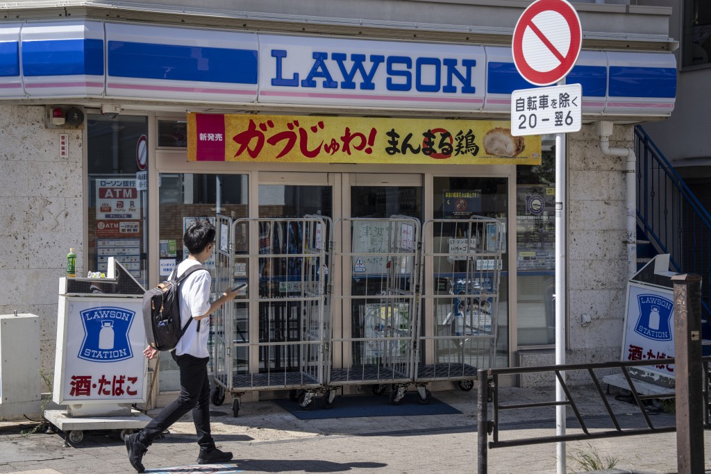 日本便利店因海啸警报关闭。法新社 日本便利店因海啸警报关闭。法新社