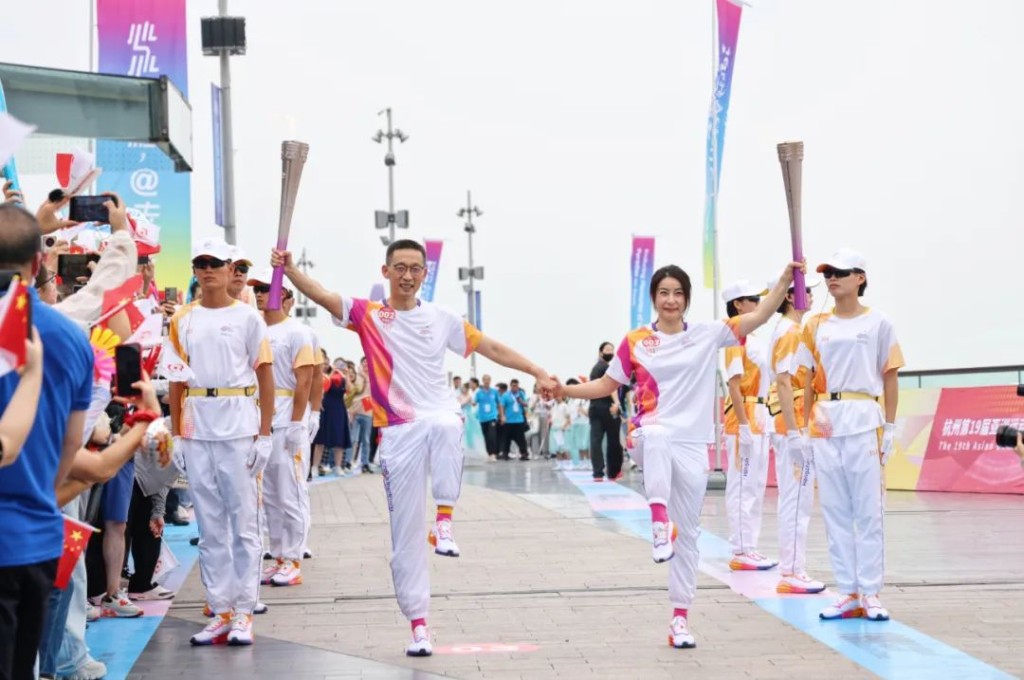 郭晶晶（右）在杭州亞運舉行前傳火炬。