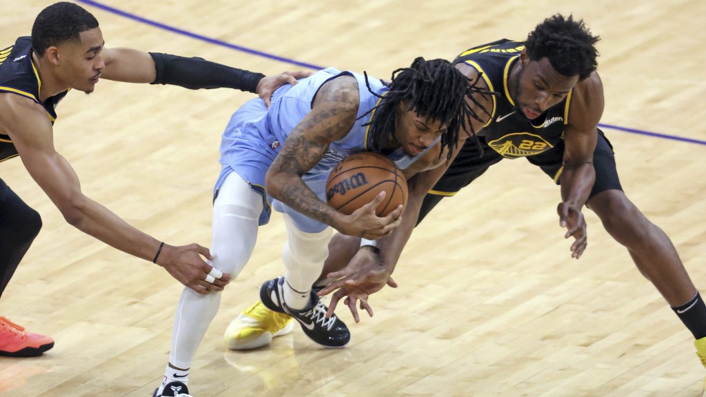 普爾(左)捉住莫蘭特(中)的右膝。AP