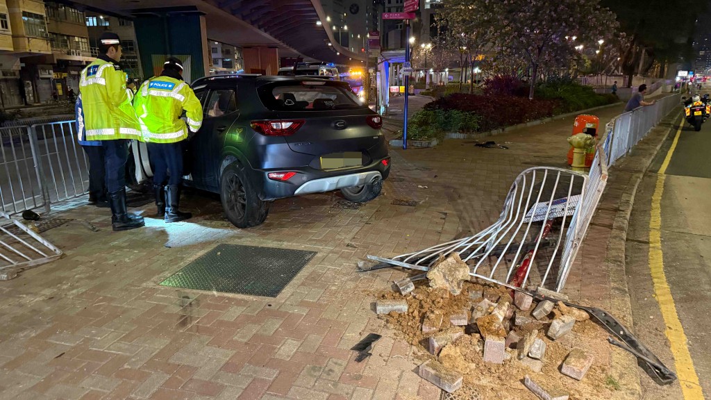 警員為司機進行酒精呼氣測試，據悉錄得讀數超過100度。
