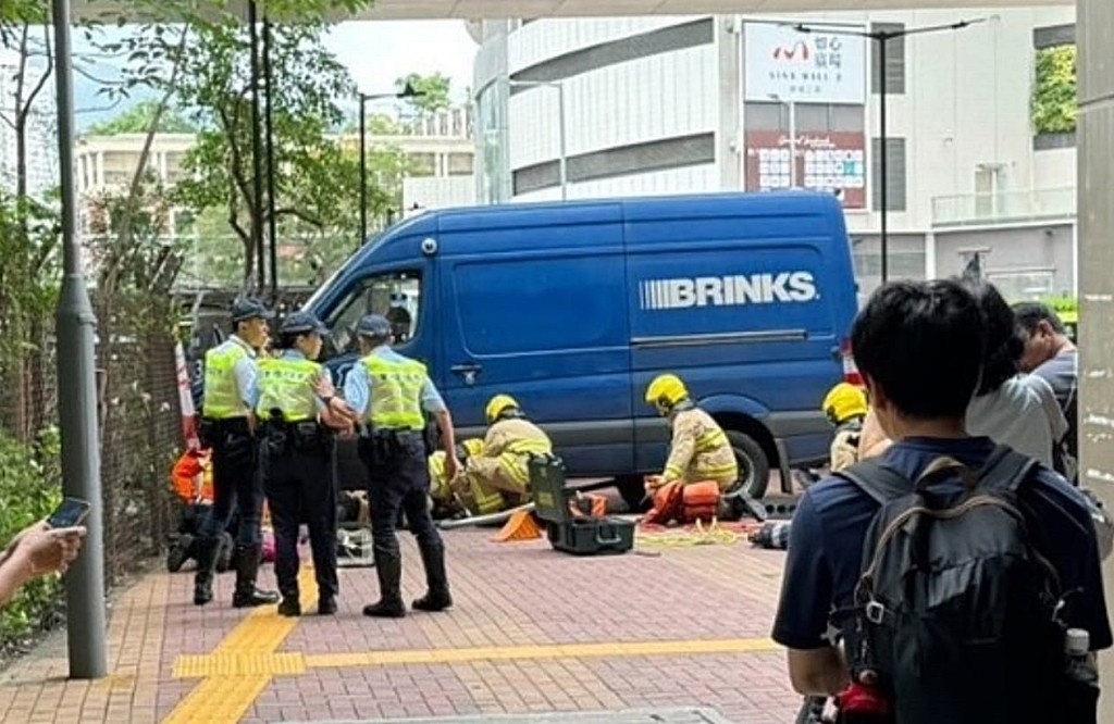 消防员在场救人。fb：Anndee Cheung