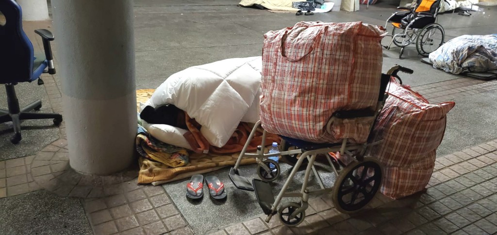 在深水埗通州街公園一些露宿市民在紙皮上睡覺。