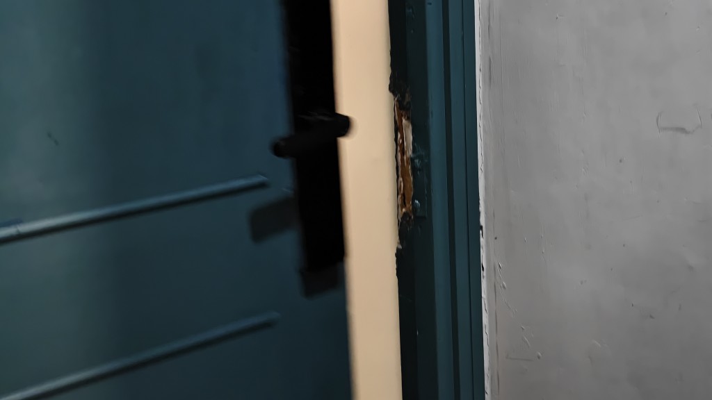 木門的鎖有損毀。黃文威攝 木門的鎖有損毀。黃文威攝