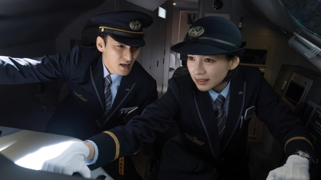 Non(能年玲奈)在片中扮演駕駛員,與車長草彅剛合力化解炸彈危機。 Non(能年玲奈)在片中扮演駕駛員,與車長草彅剛合力化解炸彈危機。