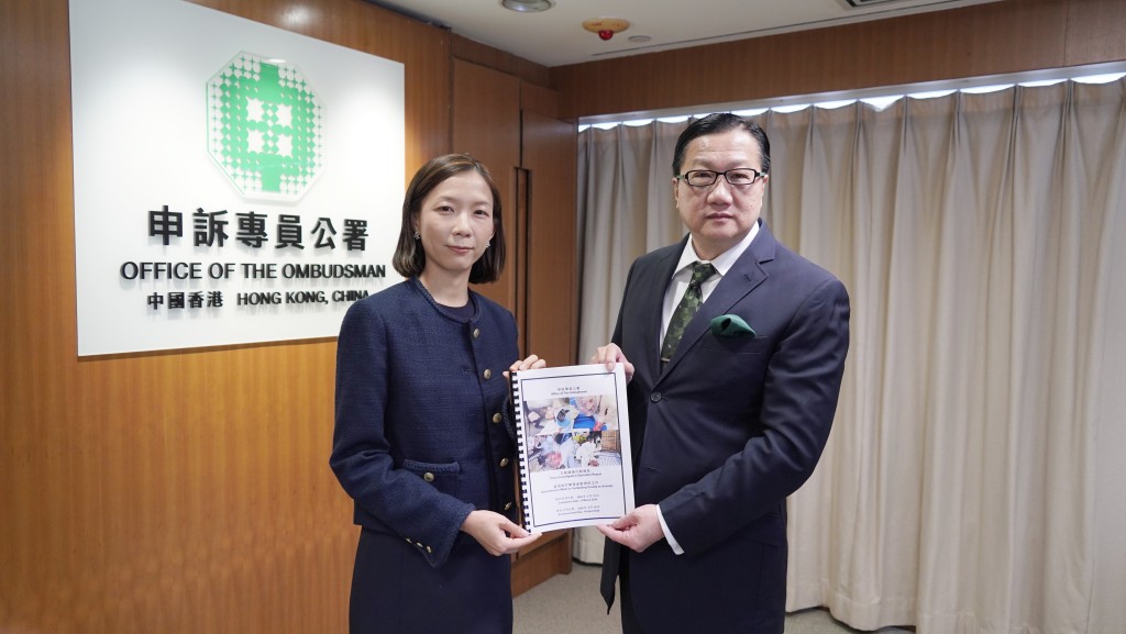 申訴專員陳積志（右）和調查人員。政府新聞處圖片