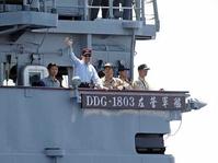 馬英九（左2）去年登艦親自校閱。中央社