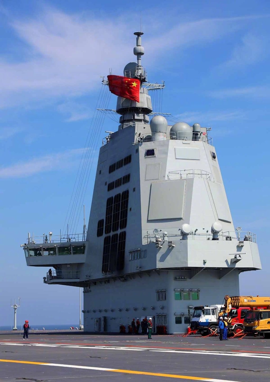 福建舰舰岛上已安装完作各种雷达系统。