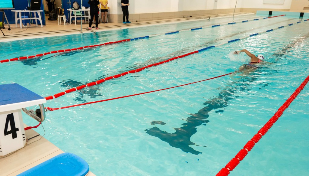 團隊運用水下表面肌電採集系統和游泳推進力測量器。 理大提供