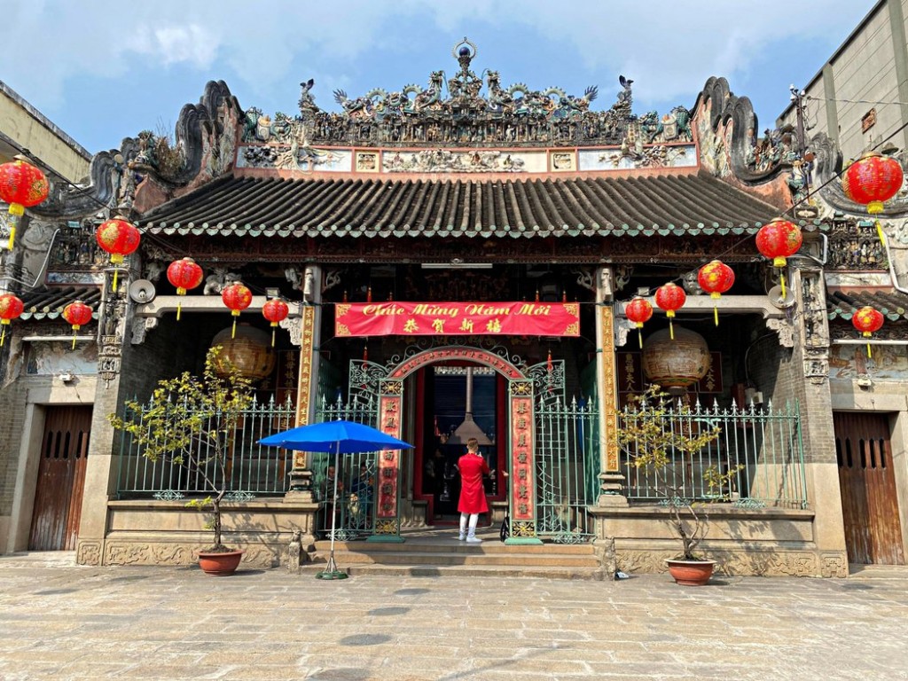 越南古庙的「泰賀新禧」橫幅有越南文也有漢字。