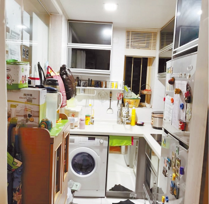  廚房呈長形，家電採嵌入式設計有助節省空間。