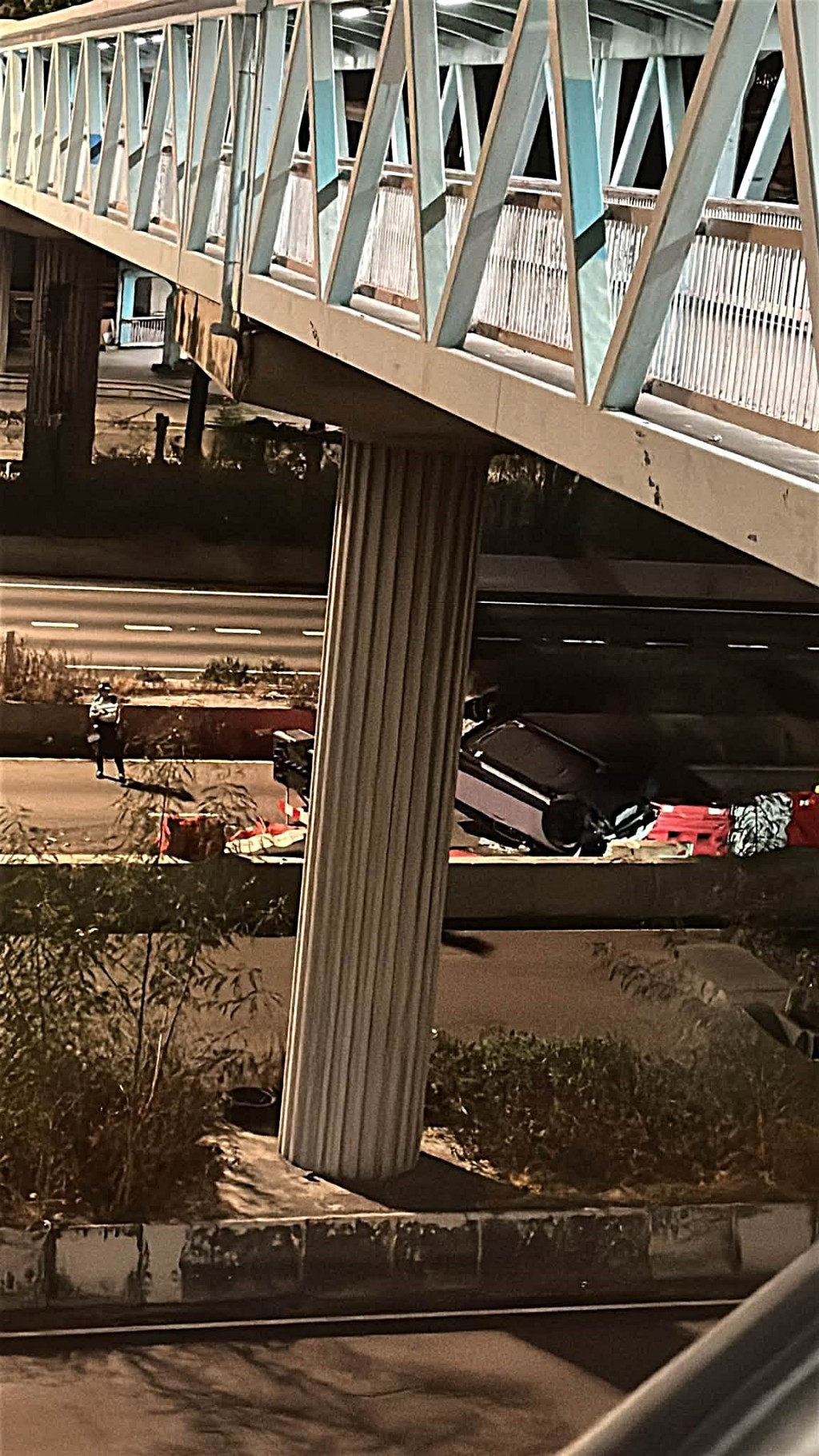 私家車撞水馬翻側。網圖 私家車撞水馬翻側。網圖