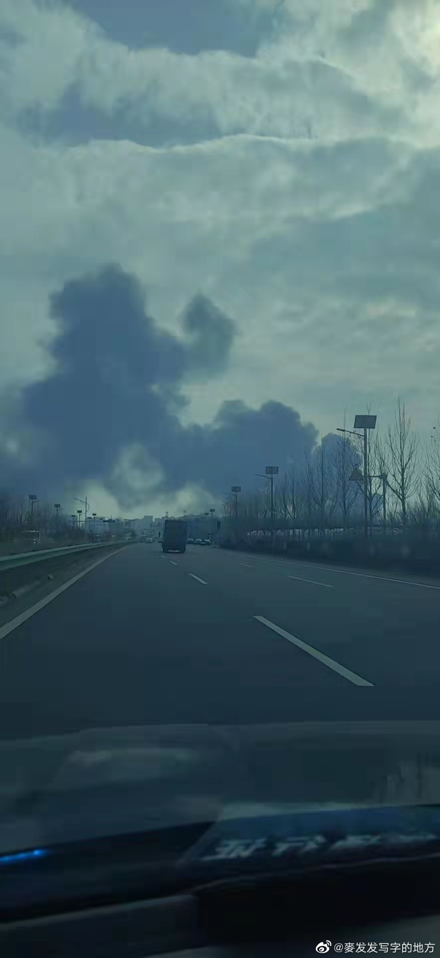 济南油罐车爆炸火焰冲天现场冒出大量黑烟。