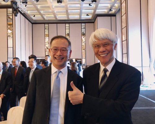 任志剛(右)指余偉文秉承金管局的傳統。