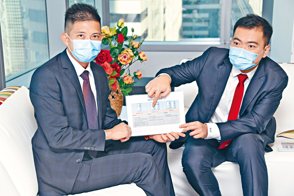 劉志聰警司（左）及葉俊汶總督察，講述「誠信審核行動小組」運作情況。