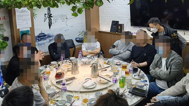 警方巡查銅鑼灣一間餐廳,發現有30名食客違反限聚令。