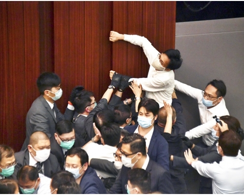 內會今年5月8日發生混亂。(後排右二為朱凱廸)資料圖片