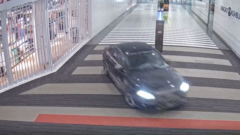警方表示，涉案車輛上有2名賊人，他們在商場內瘋狂駕駛。 York Regional Police片
