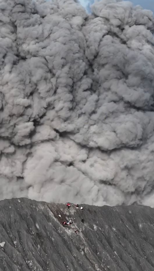 印尼的杜科諾活火山突然噴發，火山口的登山客慌忙逃生。＠Anak Esa