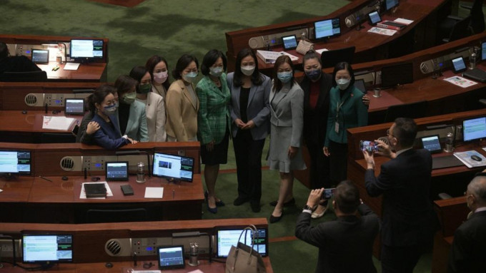 行政会议召集人、新民党主席叶刘淑仪表示，「香港投资管理有限公司」有助政府日后为各项基建项目融资，更形容是「突破性措施」。