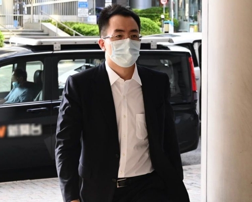 陈奋今早抵达法院应讯。