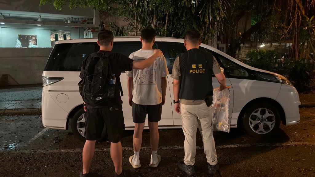 警觀塘偉業街掃毒拘本地男 檢4000元大麻產品。警方提供