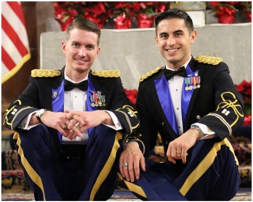 霍尔(左)和弗兰基科(右)穿起军服。Vincent Michael Franchino-Hall fb图片