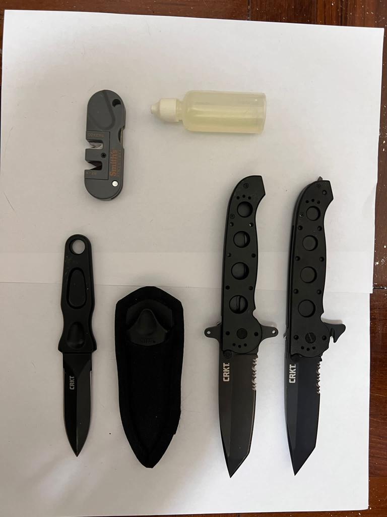 警方在劉男的住所內檢獲4把軍刀。