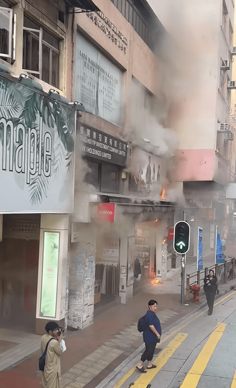 元朗一間時裝店發生火警。網上圖片