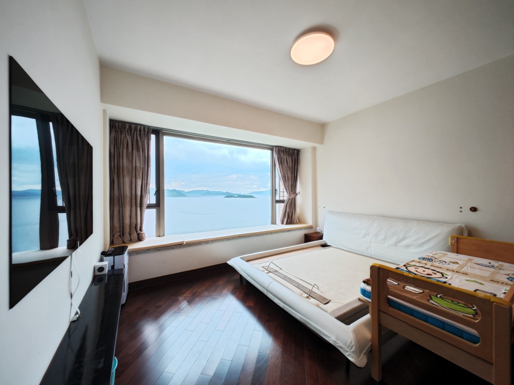 房间备有开阔大窗，住户能欣赏到蔚蓝海景。