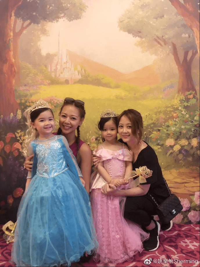 姚乐怡与锺丽淇老友，双方的女儿也成了好朋友。