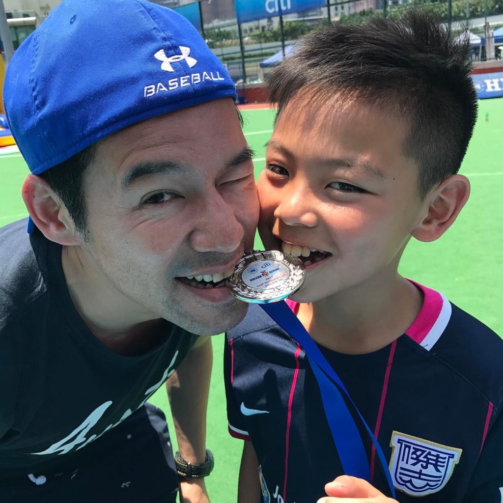徐朗自小已跟爸爸徐荣踢足球。