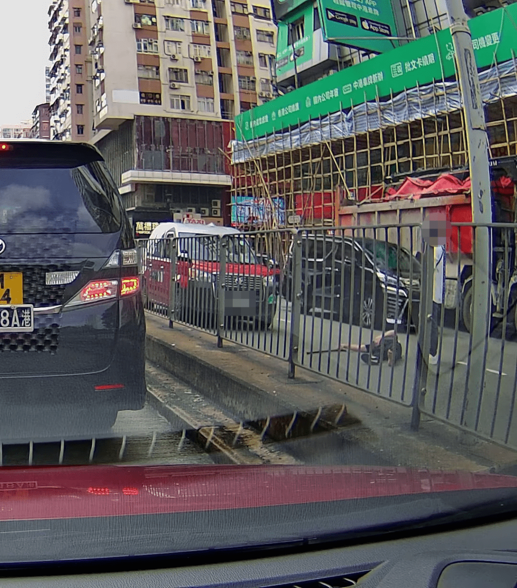 黑衫男移至的士前方，即倒下作被撞狀。車cam L（香港群組）