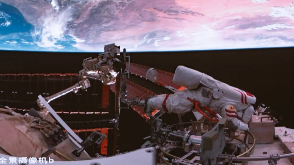 神舟二十号乘组太空人王杰在太空站组合体舱外作业的画面。新华社