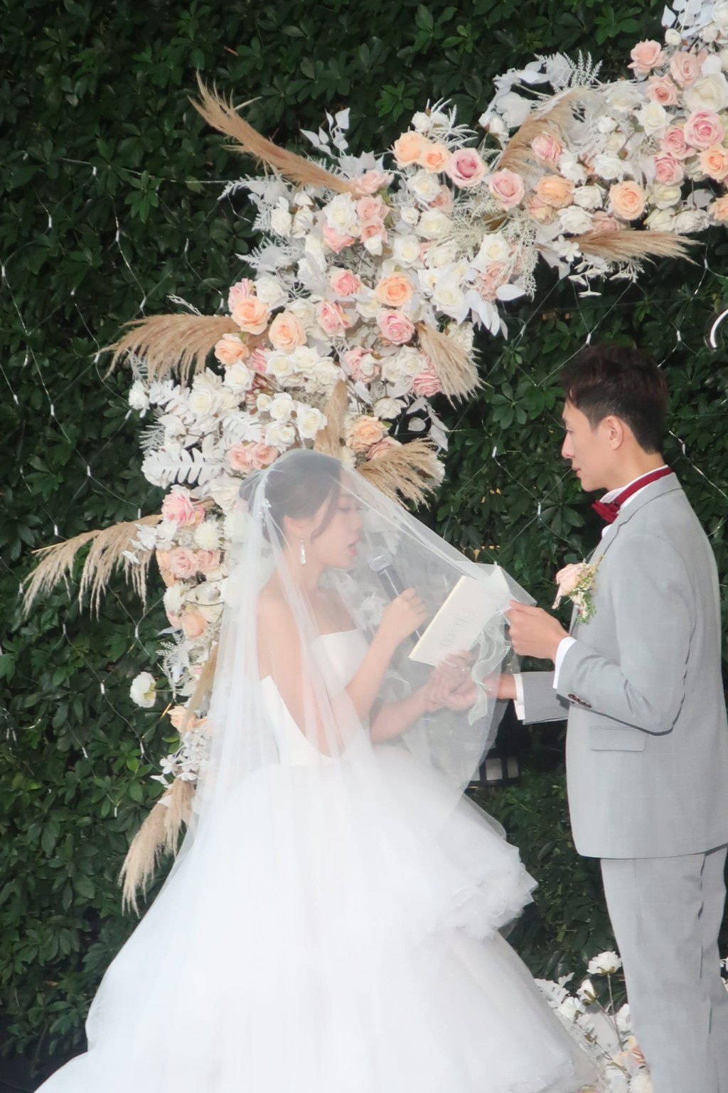 招浩明今日在中环一间酒店举行婚礼，迎娶圈外女友郑紫筠。