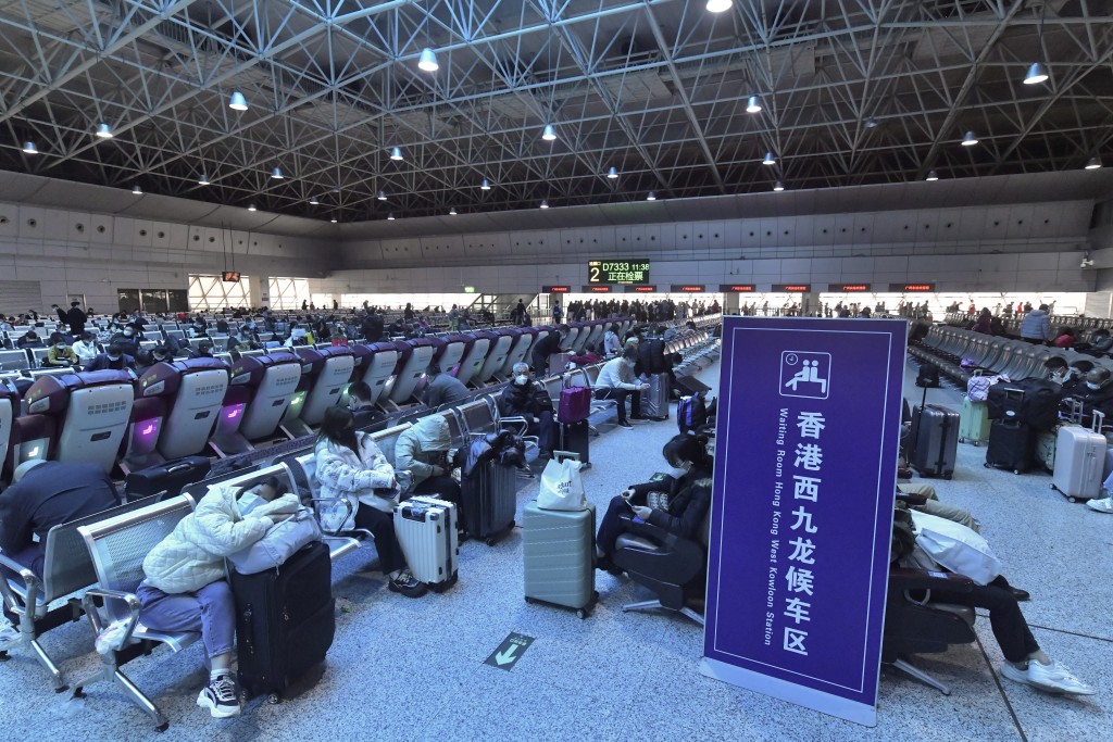 中午时分在广州东站，大批乘客在候车区等候乘车到香港。（陈极彰摄）