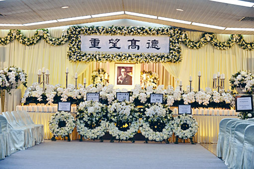 鍾士元靈堂以白色為主調，牌匾寫上「德高望重」。