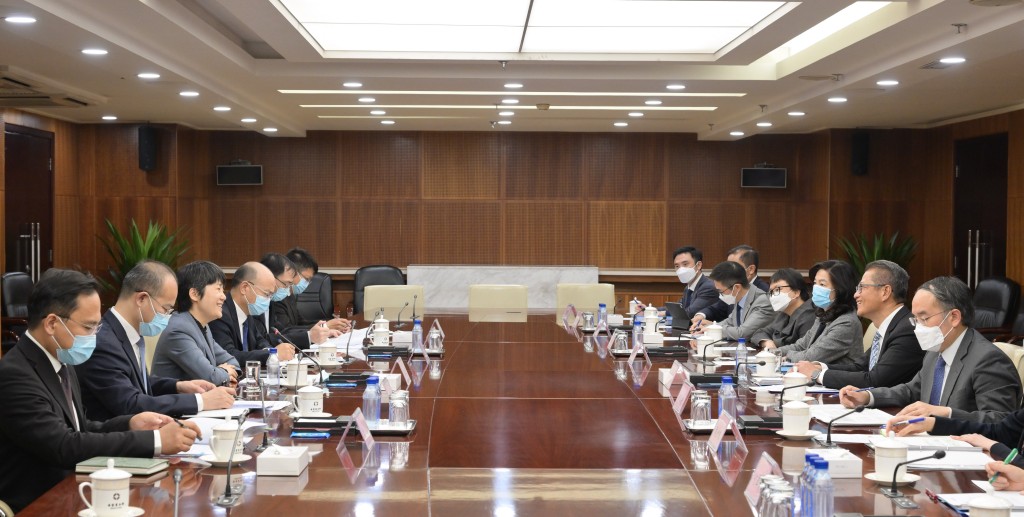 陳茂波（右二）與國家商務部副部長郭婷婷（左三）會面。政府新聞處