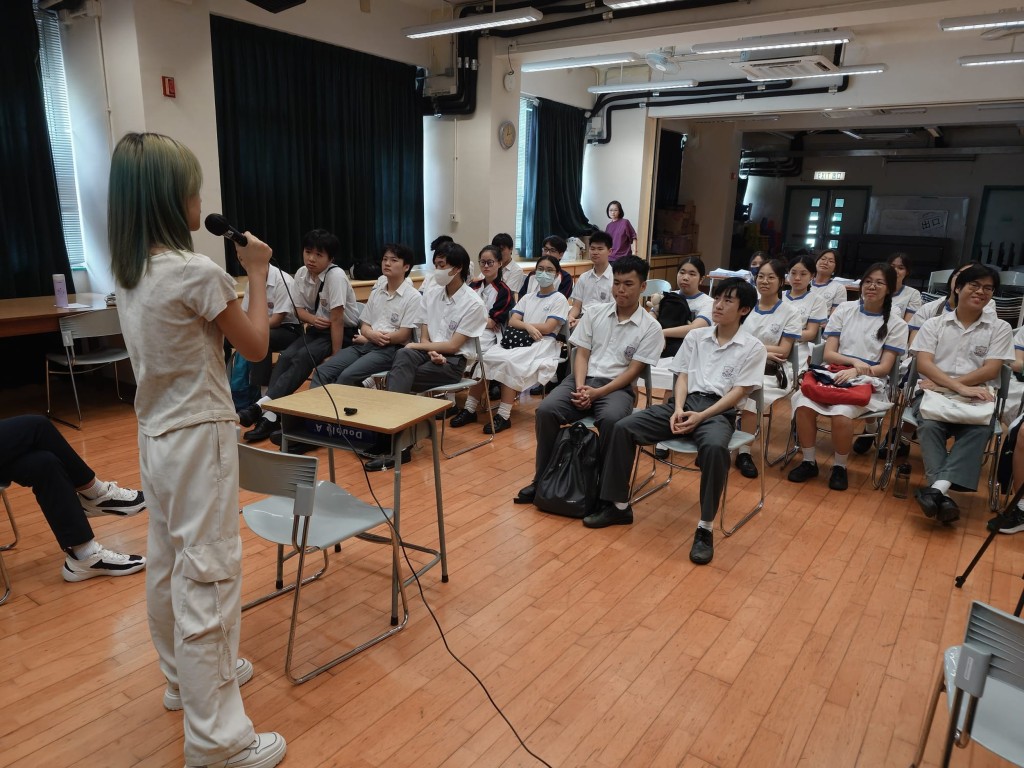 中学文凭试放榜后,刚摘下丰硕果实的几位同学,特意回校向中五学弟妹分享备战路上的苦与甘,这场分享会正是一场承传与感恩的约会。(作者提供) 中学文凭试放榜后,刚摘下丰硕果实的几位同学,特意回校向中五学弟妹分享备战路上的苦与甘,这场分享会正是一场承传与感恩的约会。(作者提供)