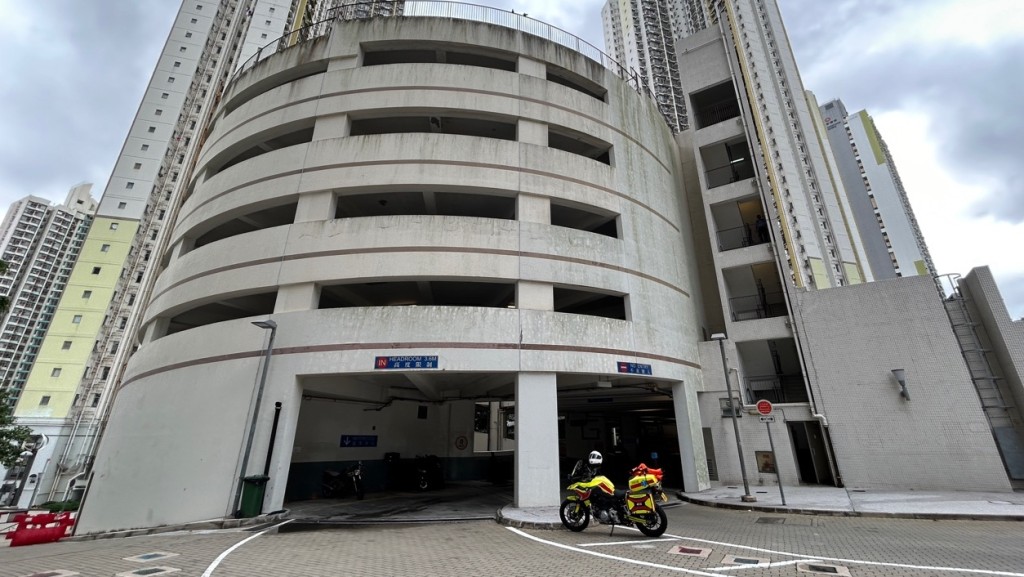 牛頭角15歲男生車場墮下 送院搶救。蔡楚輝攝