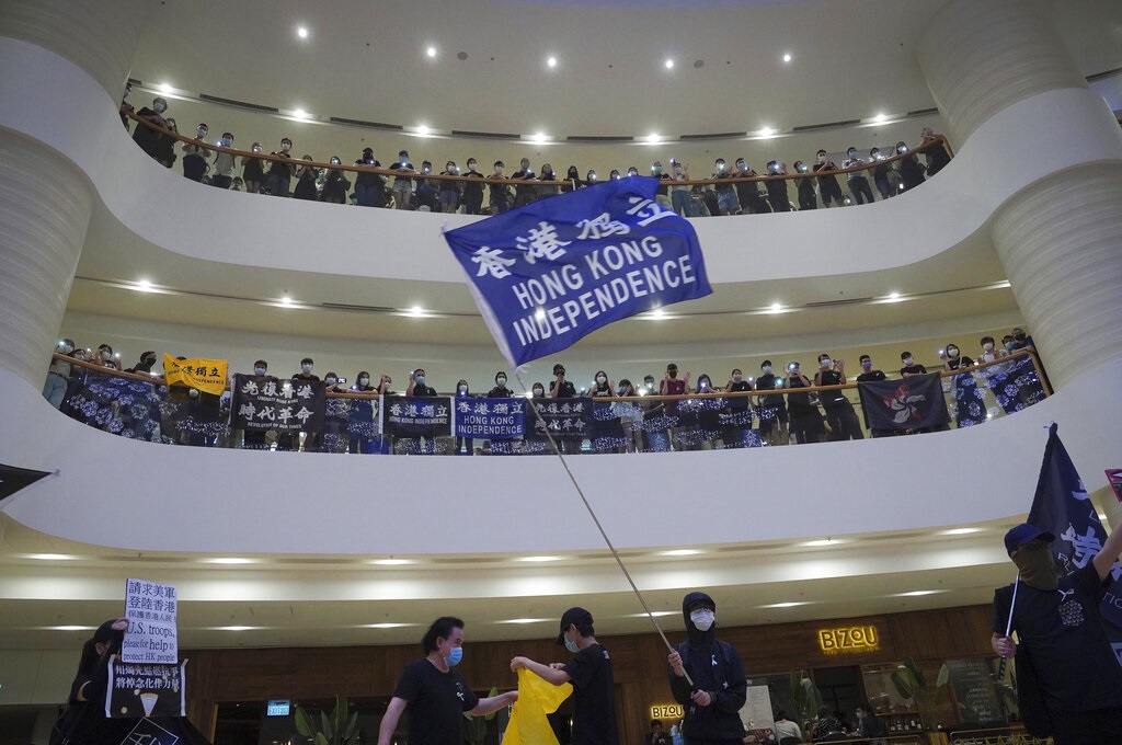 太古廣場內有人揮動旗幟。AP圖片
