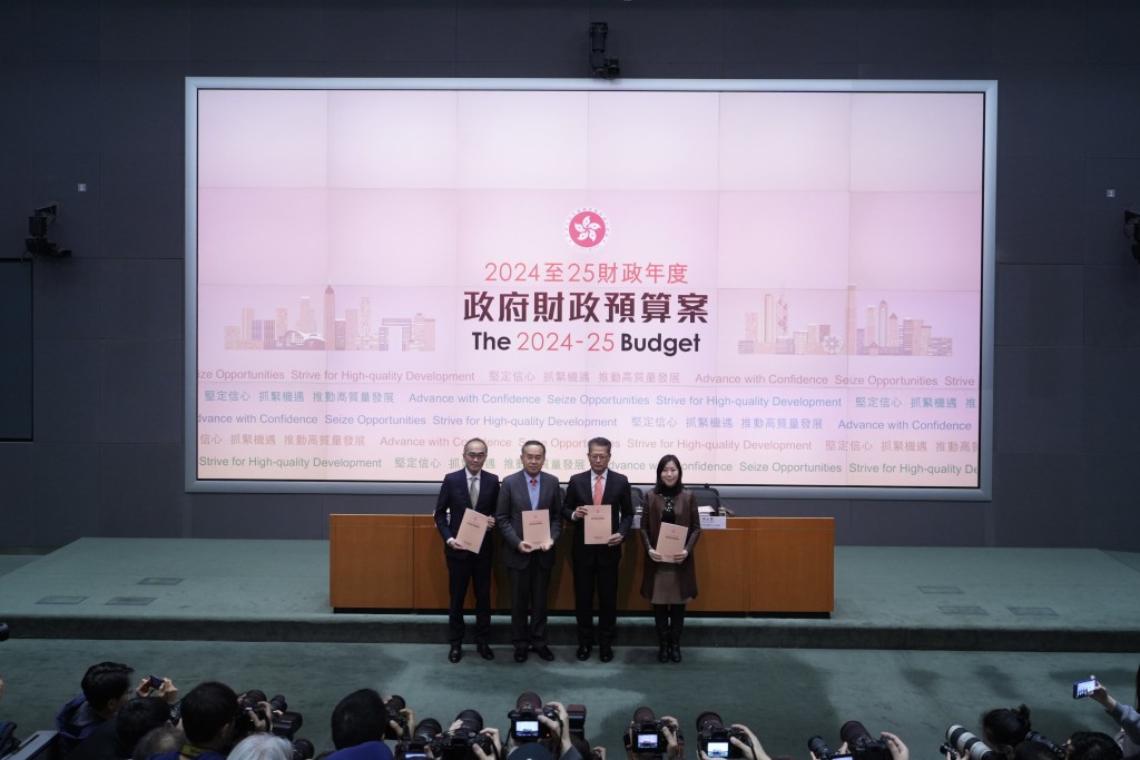 陈茂波发表《财政预算案》后举行记者会。刘骏轩摄