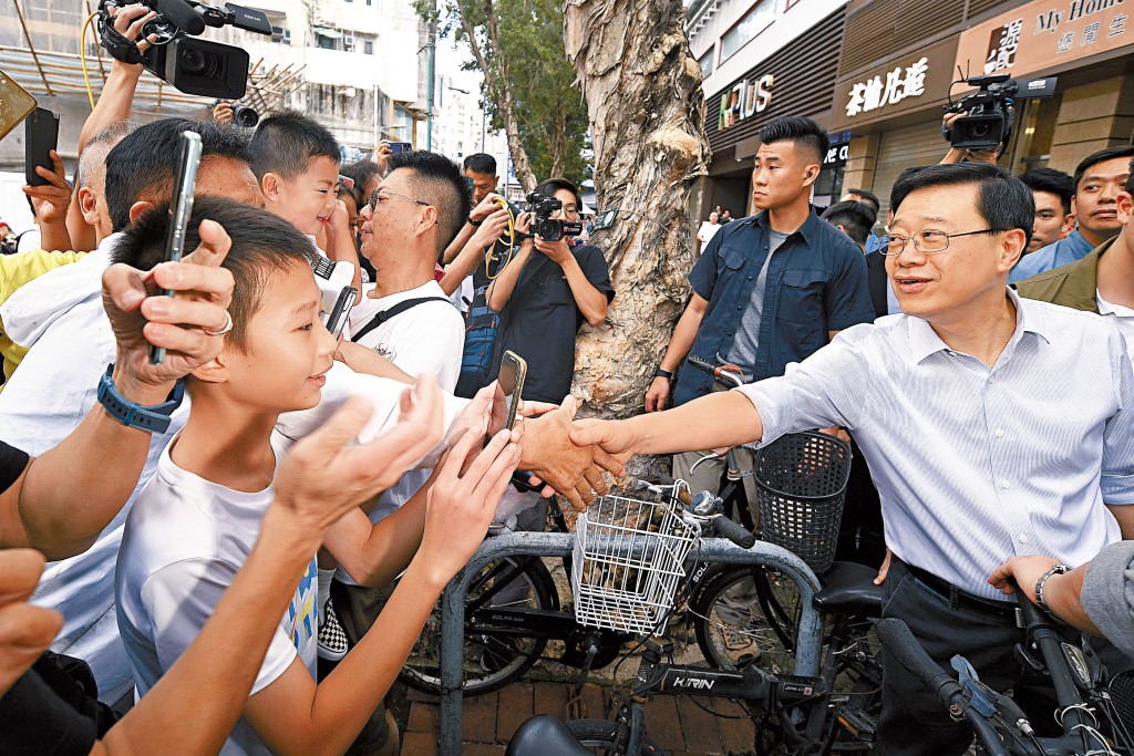李家超視察元朗新街的衞生情況期間,獲市民熱烈歡迎。
