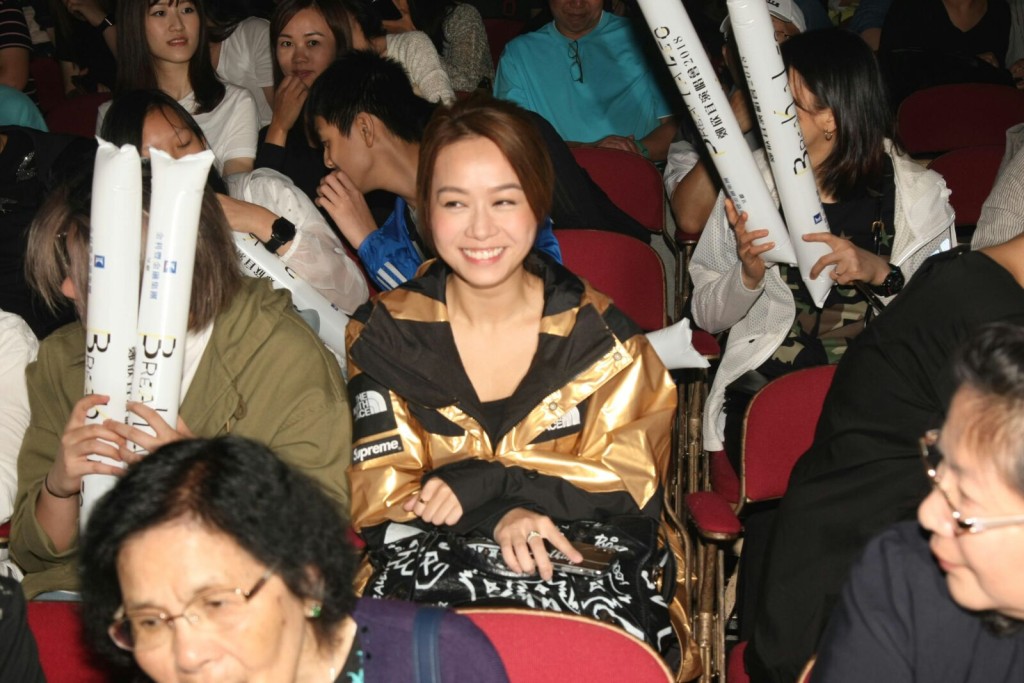 飛起另一半馬國明與女友人到場的黃心穎。