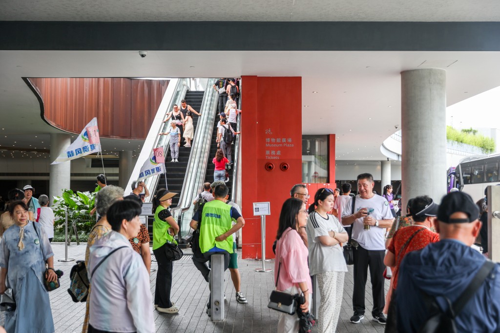 亦有旅客到香港故宮文化博物館遊玩。何家豪攝 亦有旅客到香港故宮文化博物館遊玩。何家豪攝