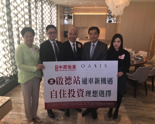 黃光耀(圖右二)表示,OASIS KAI TAK餘下30伙會以現樓形式發售。