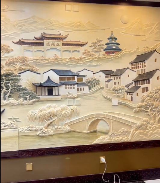 「狼尾兄弟」憑細膩、立體感強烈的浮雕壁畫成功創業。抖音@狼尾兄弟的浮雕VLOG