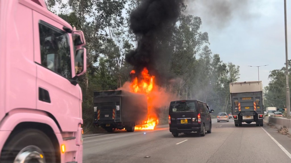 貨車車頭起火冒煙。網上圖片 貨車車頭起火冒煙。網上圖片