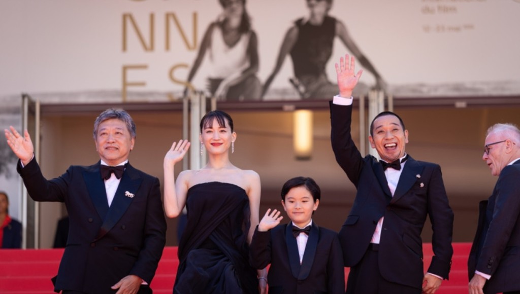 （左起）導演是枝裕和率領綾瀨遙、桒木里夢和大悟出席主競賽作品《箱中的羊》首映禮。